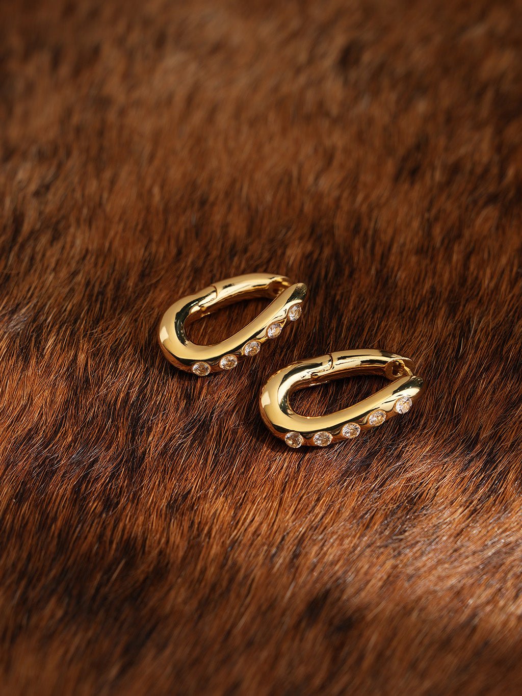 Wavy Huggie Hoop Ohrringe Gold mit Zirkonia - Dorose | Wasserresistent, kein Verfärben