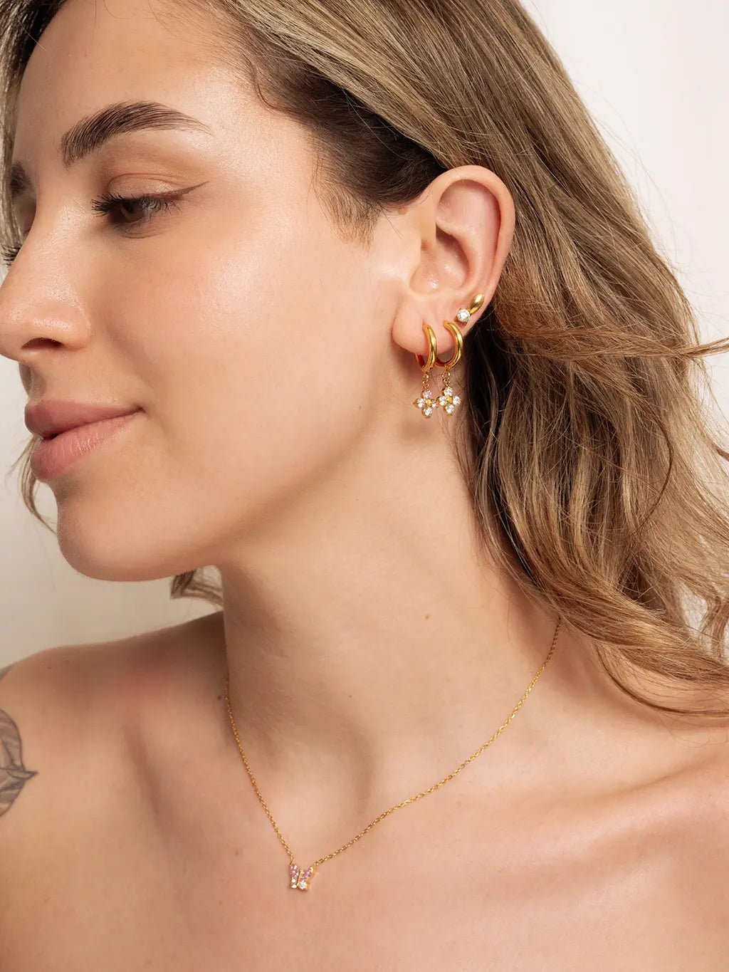 White Lucky Flower Hoops Ohrringe Gold - Dorose | Wasserfester Schmuck, 18K vergoldet