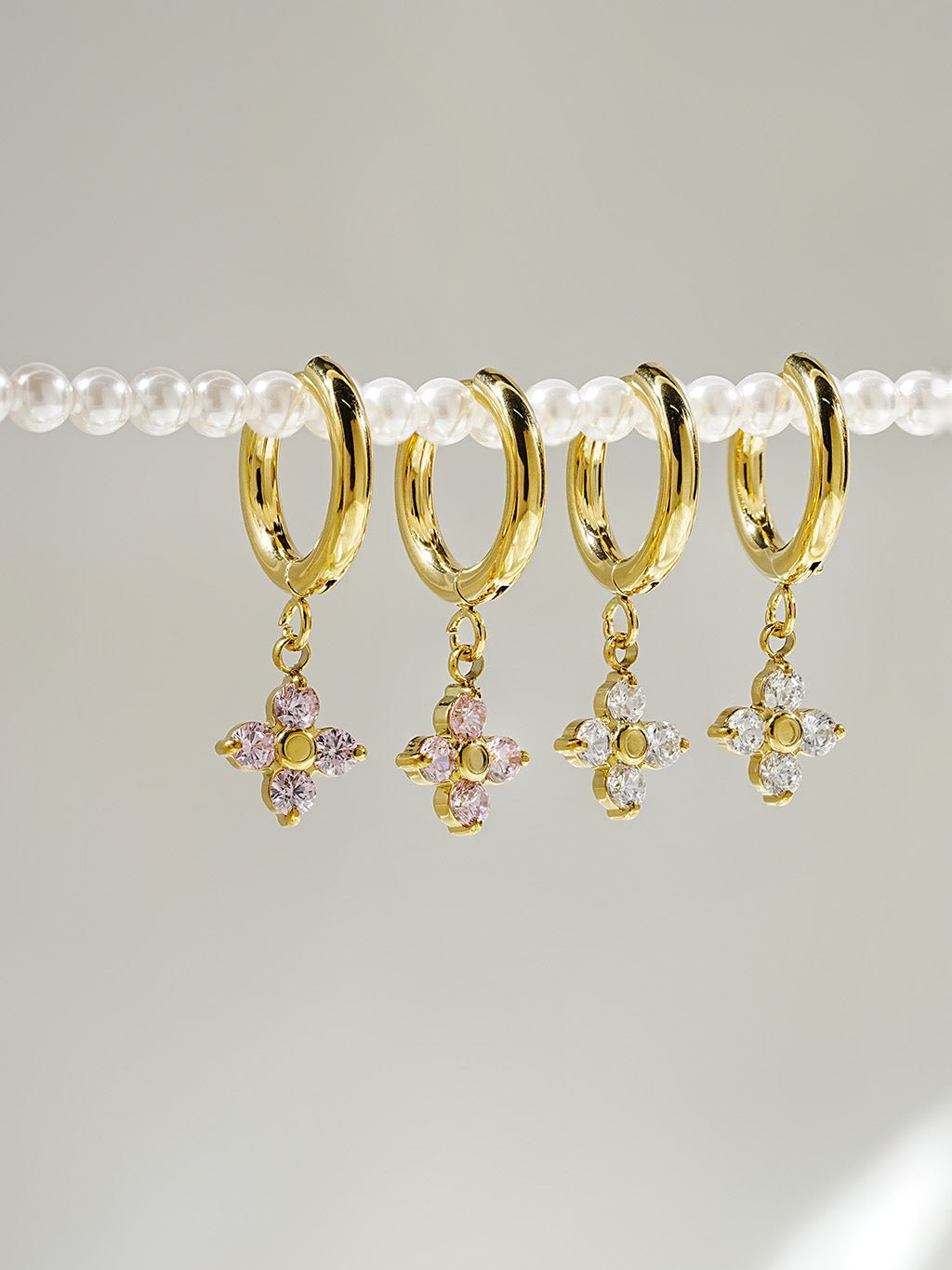 White Lucky Flower Hoops Ohrringe Gold - Dorose | Wasserresistent, kein Verfärben
